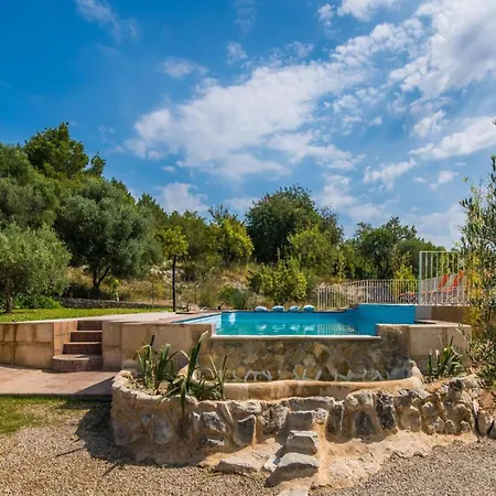 Villa Rural In Mallorca Ses Comes With Pool